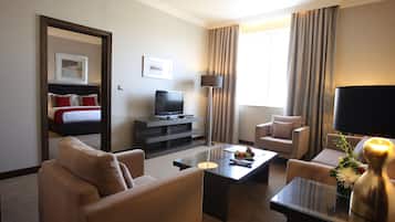 Suite Premium, 1 cama King size | Sala de estar | Televisión de pantalla plana