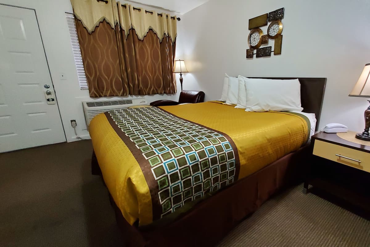 1 grand lit queen-size, Non-fumeurs.
