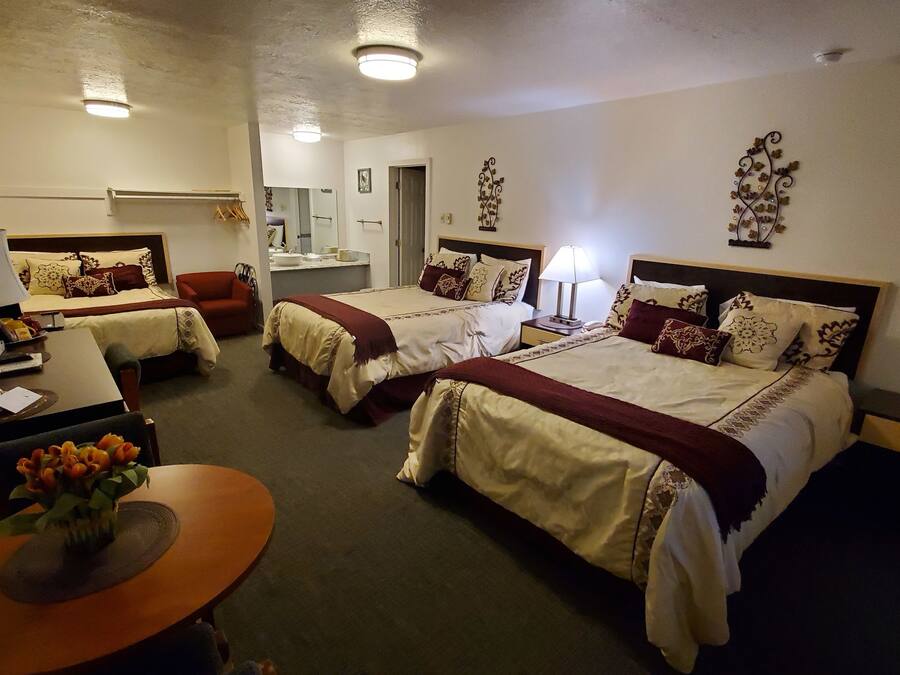 Luxe beddengoed, een bureau, verduisterende gordijnen