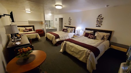 Ropa de cama de alta calidad, escritorio y cortinas blackout . Motel West