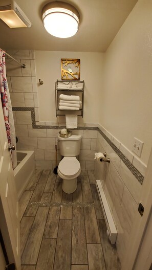 Articles de toilette gratuits, sèche-cheveux, serviettes fournies