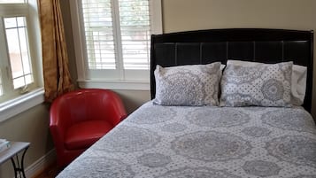 Room, 1 Queen Bed, Non-smoking | 高級寢具、獨特設計、獨特裝修、書桌