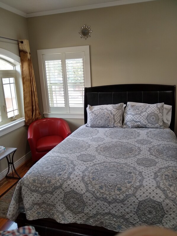 Room, 1 Queen Bed, Non-smoking | Hochwertige Bettwaren, individuell dekoriert, individuell eingerichtet