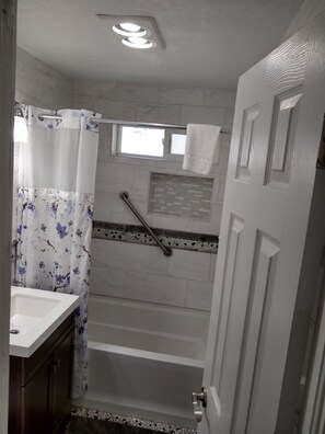 Bathroom - Holiday Motel (Bend)