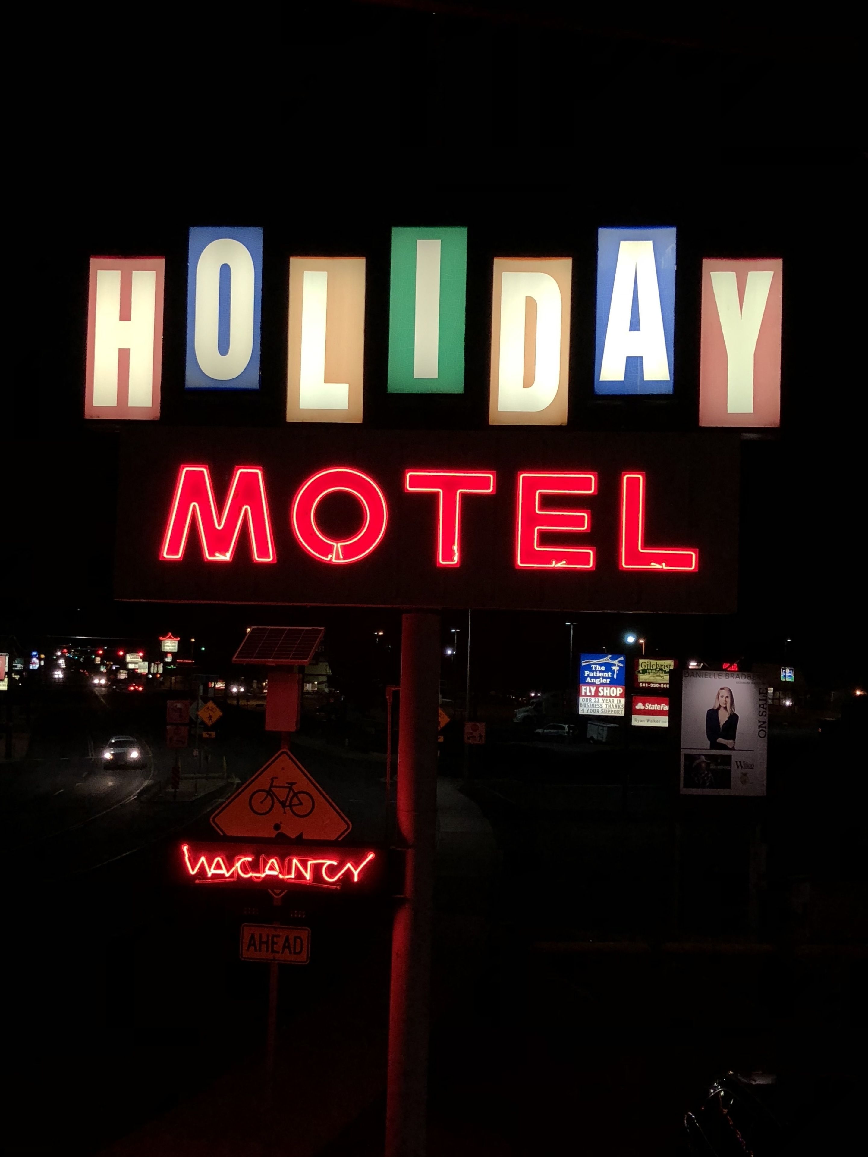 Un rètol de làmpades de neó per a un motel que mostra les paraules 'HOLIDAY' i 'VACANCY'.