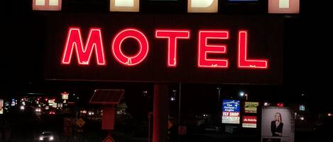 Un rètol de làmpades de neó per a un motel que mostra les paraules 'HOLIDAY' i 'VACANCY'.