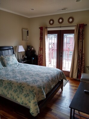 Room, 1 Queen Bed, Non-smoking | Premium bedding, individually decorated, individually furnished, desk - Holiday Motel (Bend)