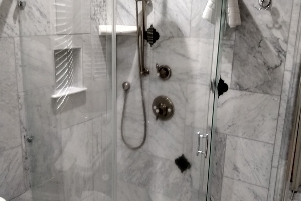 Room, 1 Queen Bed, Non-smoking | Bathroom | Combined shower/bathtub, free toiletries, hair dryer, towels