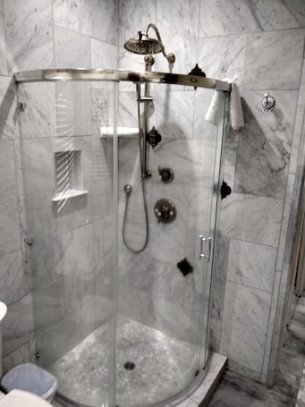 Room, 1 Queen Bed, Non-smoking | Bathroom. Holiday Motel