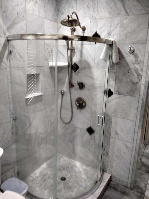 Room, 1 Queen Bed, Non-smoking | Salle de bain | Ensemble douche/baignoire, articles de toilette gratuits, sĂšche-cheveux