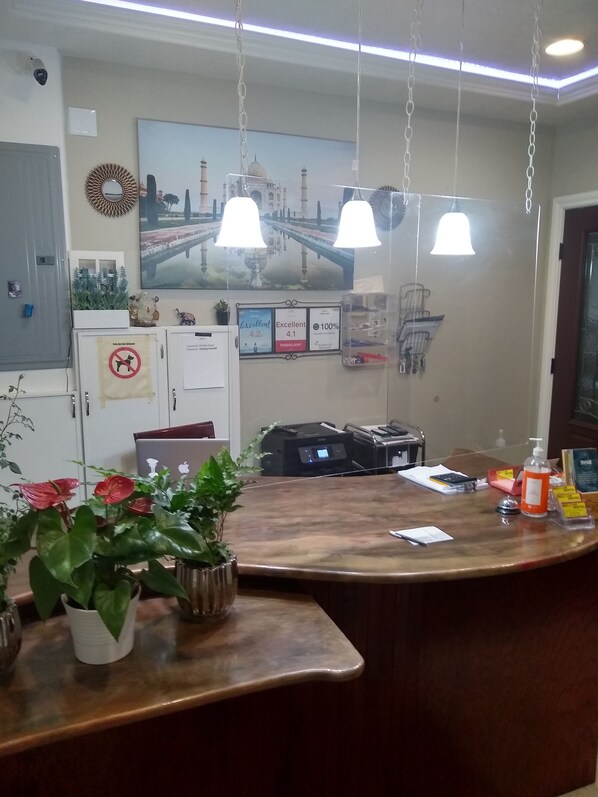 Reception - Holiday Motel (Bend)