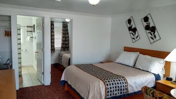 Room, 2 Queen Beds, Non-smoking | Ropa de cama de alta calidad y decoración personalizada