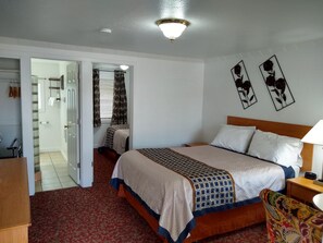 Room, 2 Queen Beds, Non-smoking | เครื่องนอนระดับพรีเมียม, ห้องพักตกแต่งอย่างมีเอกลักษณ์