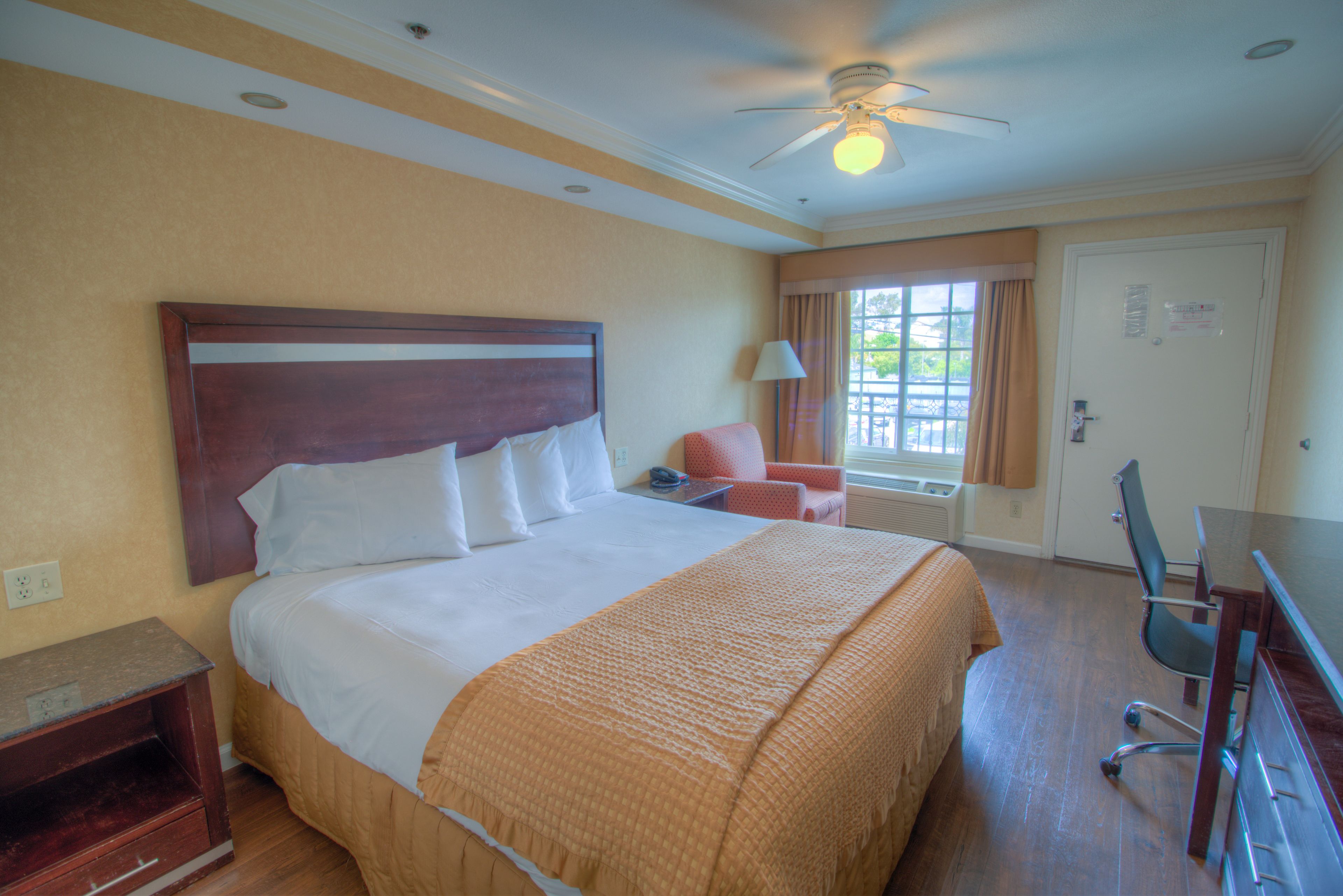 標準客房, 1 張特大雙人床,  非吸煙房, 冰箱和微波爐 | 舒適加層、書桌、筆電工作空間、遮光布/窗簾