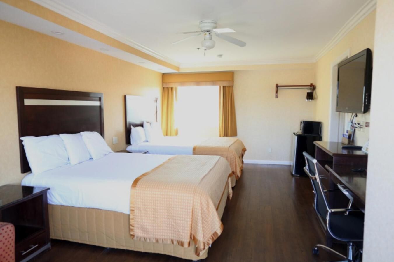 Camas con pillow-top, escritorio y espacio para trabajar con laptop 