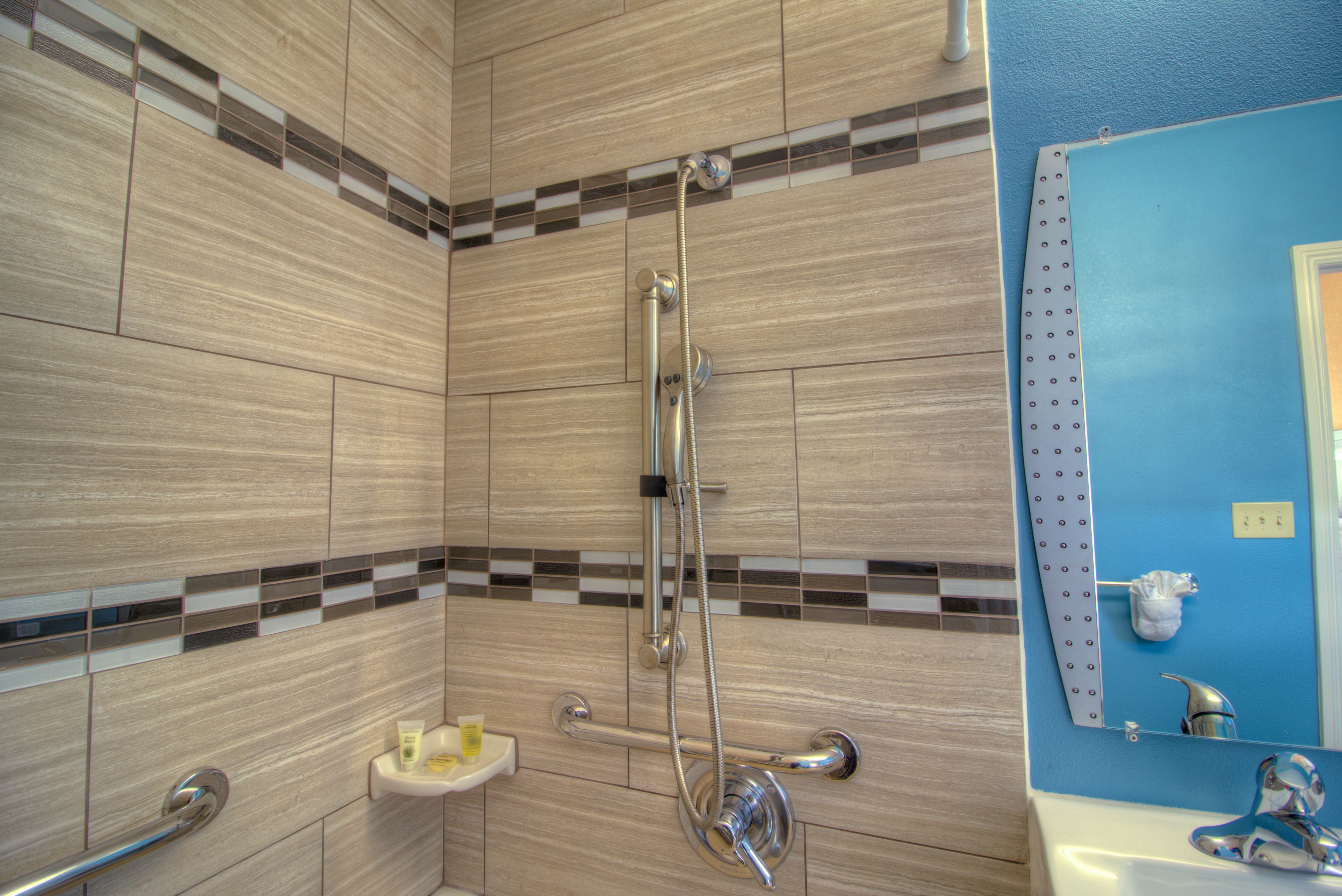 Standardzimmer, 1 Queen-Bett, barrierefrei, Nichtraucher | Dusche im Bad