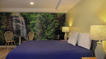 Standard Room, King Bed, Non Smoking, Private Bathroom (Dog Friendly) | Iron/ironing board, free WiFi, bed sheets, alarm clocks