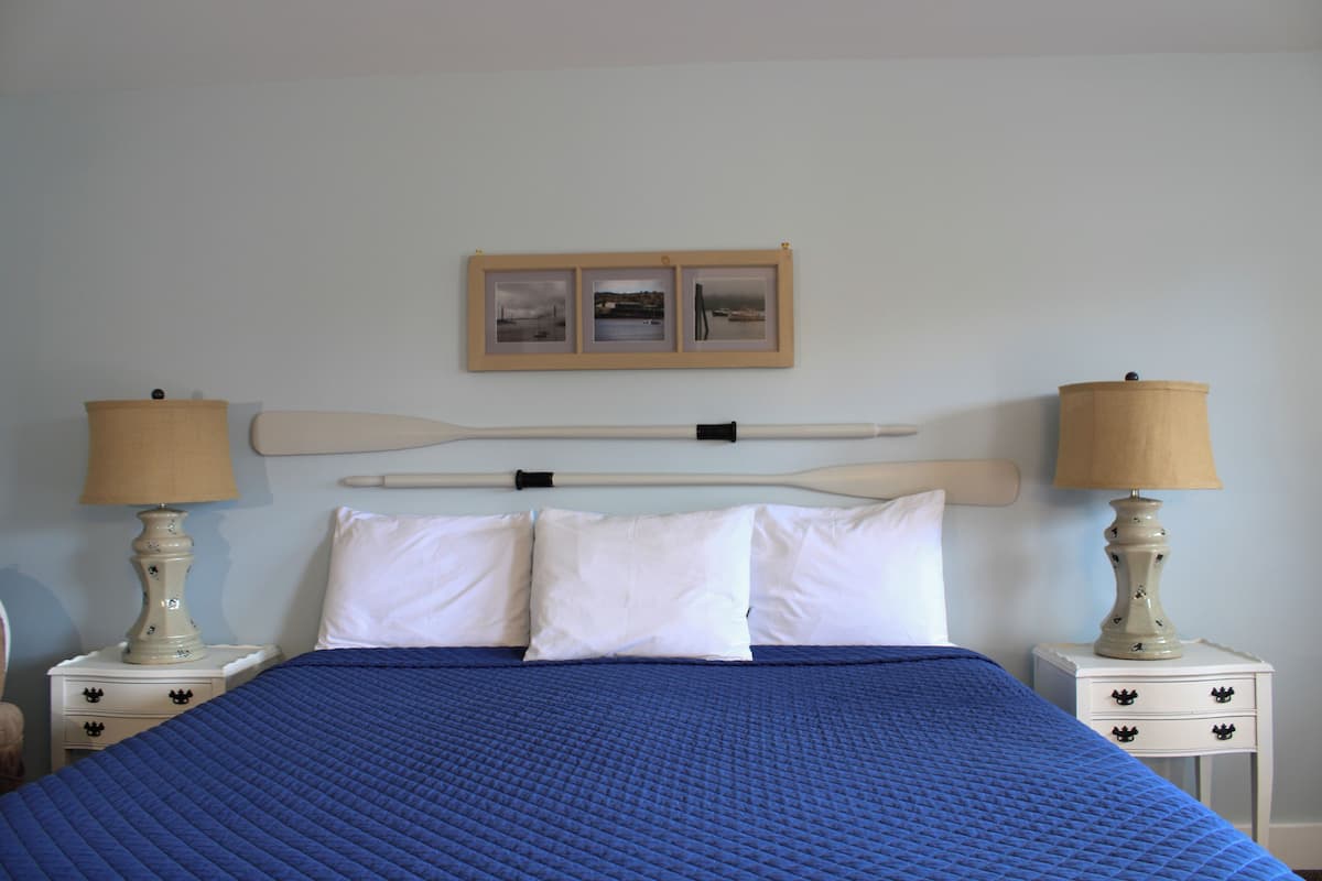 Standard Room, 1 King Bed, Non Smoking, Private Bathroom (No Dogs Allowed) | Iron/ironing board, free WiFi, bed sheets, alarm clocks