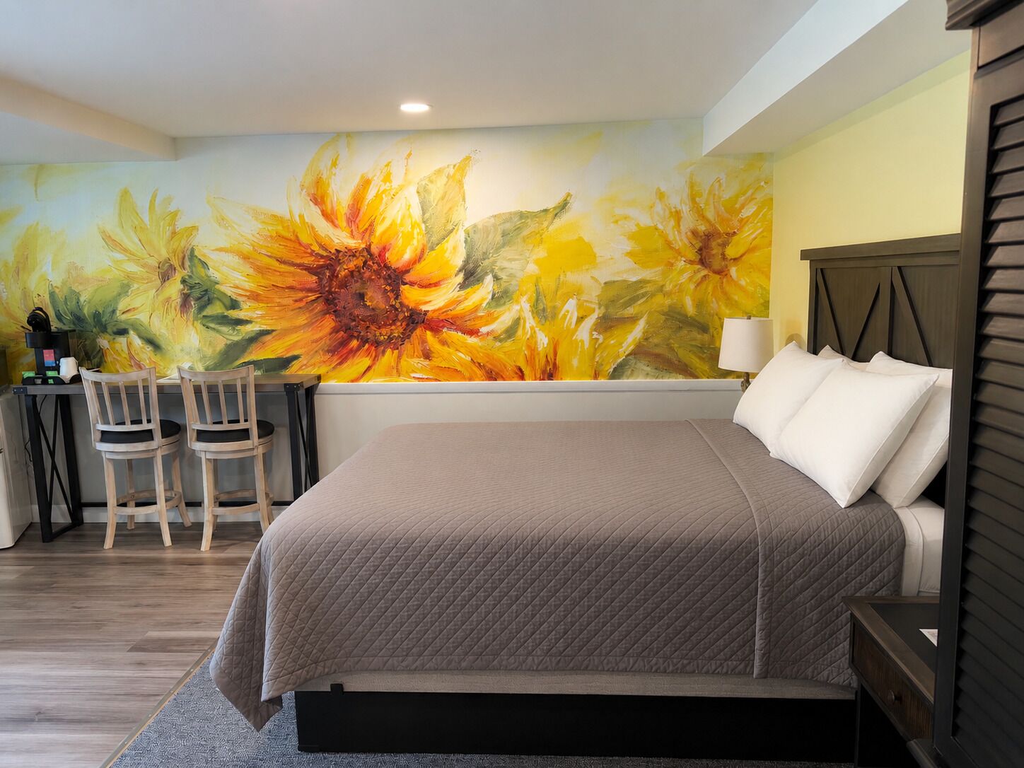 Standard Room, 1 Queen Bed, Non Smoking, Private Bathroom (Pet Friendly) | Individually decorated, iron/ironing board, free WiFi, bed sheets
