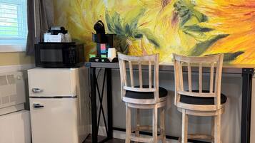 Standard Room, 1 Queen Bed, Non Smoking, Private Bathroom (Pet Friendly) | Individually decorated, iron/ironing board, free WiFi, bed sheets