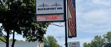 Skilt fra Bucksport Inn med 'Udsolgt' tekst, et amerikansk flag og et skilt der angiver '70 U.S. Route One'.