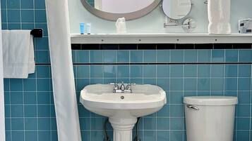 Standard Room, King Bed, Non Smoking, Private Bathroom (Dog Friendly) | Bad | Kombinert dusj/badekar, toalettartikler (inkludert) og håndklær