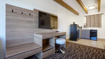 Premium Double Queen Kitchenette | 办公桌、笔记本电脑工作区、熨斗/熨板、免费 WiFi