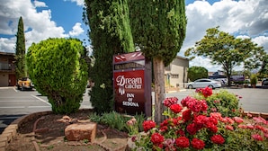 Segnaletica di un hotel con la scritta "Dream Catcher Inn of Sedona" e un parcheggio con auto.