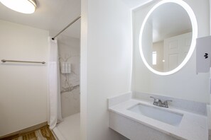 Douche, articles de toilette écologiques, séchoir à cheveux