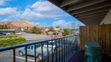 Premium Single Queen View | Escritorio y espacio para trabajar con laptop