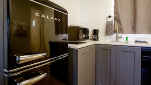Una cucina moderna con un frigorifero Galanz, una macchina da caffè e un lavello.
