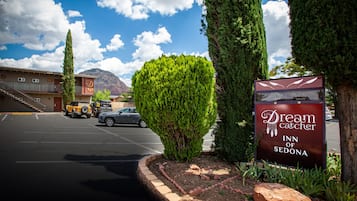 A hotel sign with a mountain in the background.