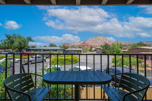 Premium Single Queen View | Mountain view