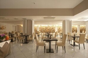 ランチ、ディナーに営業