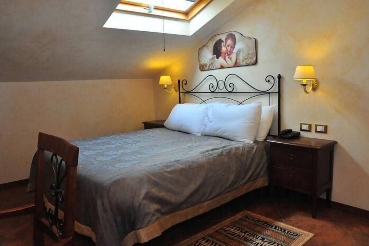 Hypo-allergenic bedding, in-room safe, desk, free WiFi