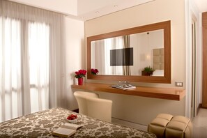 Hypo-allergenic bedding, in-room safe, desk, free WiFi - OC Hotel (Rome)