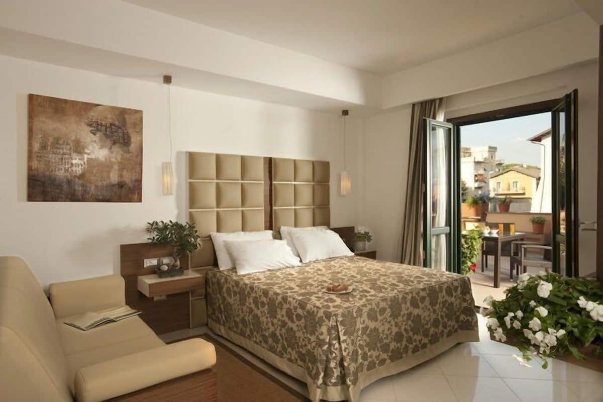Hypo-allergenic bedding, in-room safe, desk, free WiFi