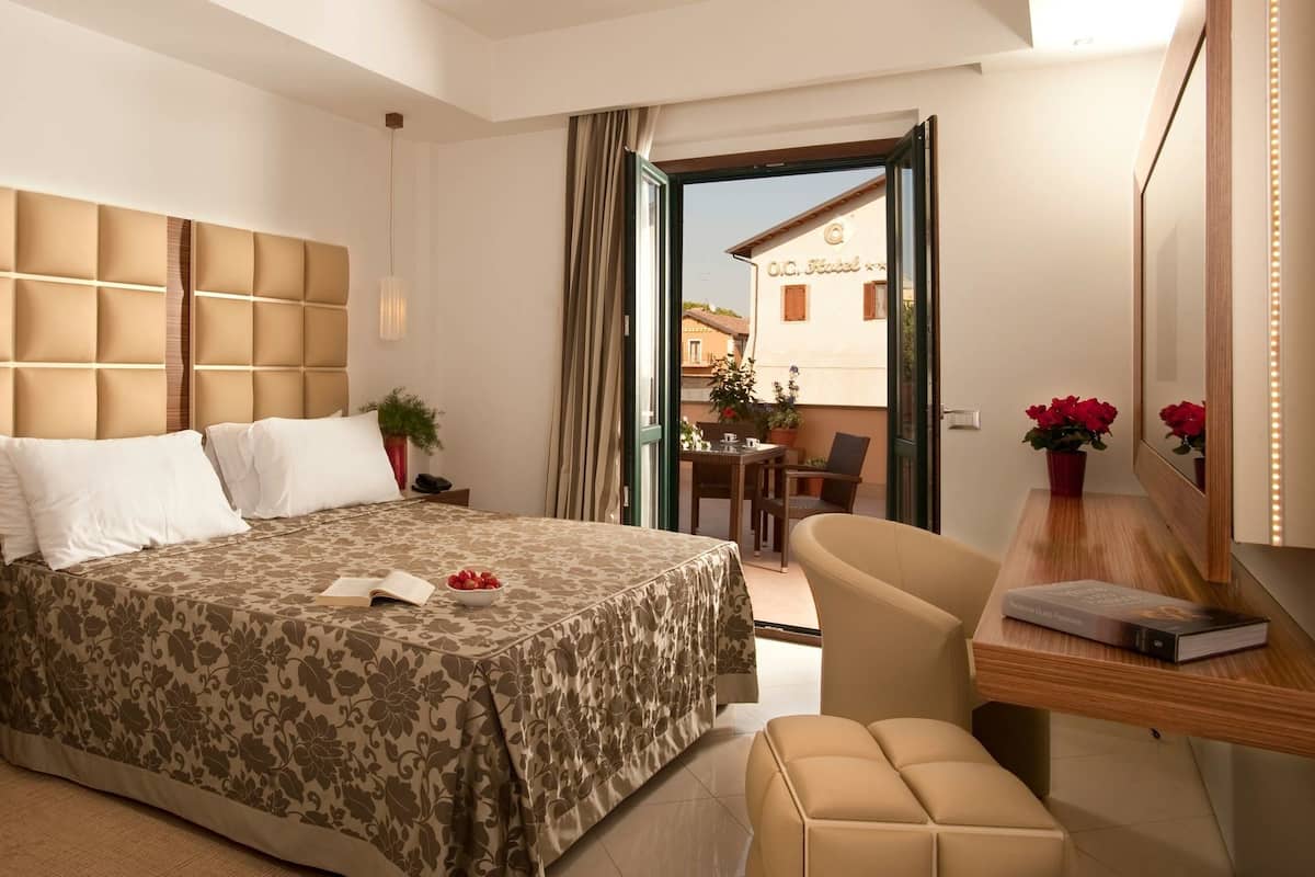 Hypo-allergenic bedding, in-room safe, desk, free WiFi