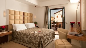 Literie hypoallergénique, coffres-forts dans les chambres, bureau