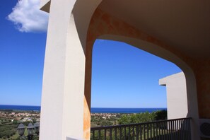 Triple Room, 1 King Bed with Sofa bed, Bay View | Terrace/patio - Hotel Pedra Ruja (Budoni)