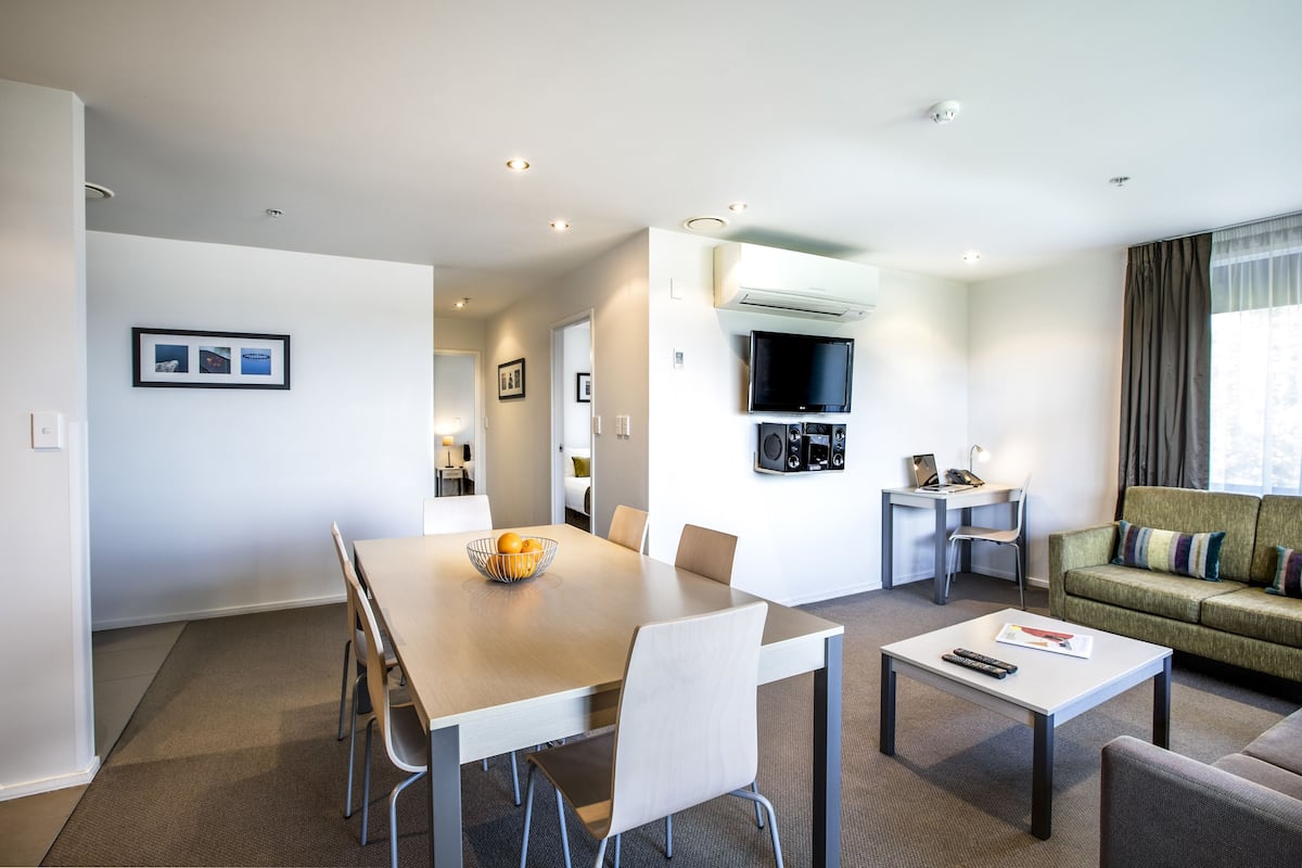 Apartamento, 2 quartos | Área de estar | TV de tela plana 43 polegadas com canais digitais, TV LED
