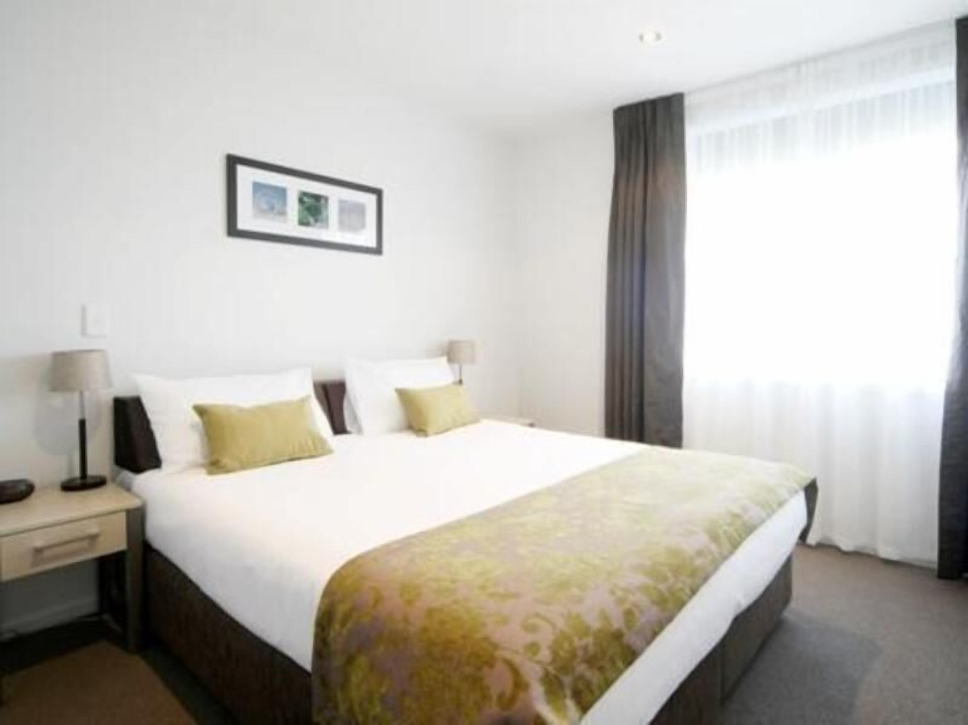 Escritorio, tabla de planchar con plancha, wifi gratis y ropa de cama 