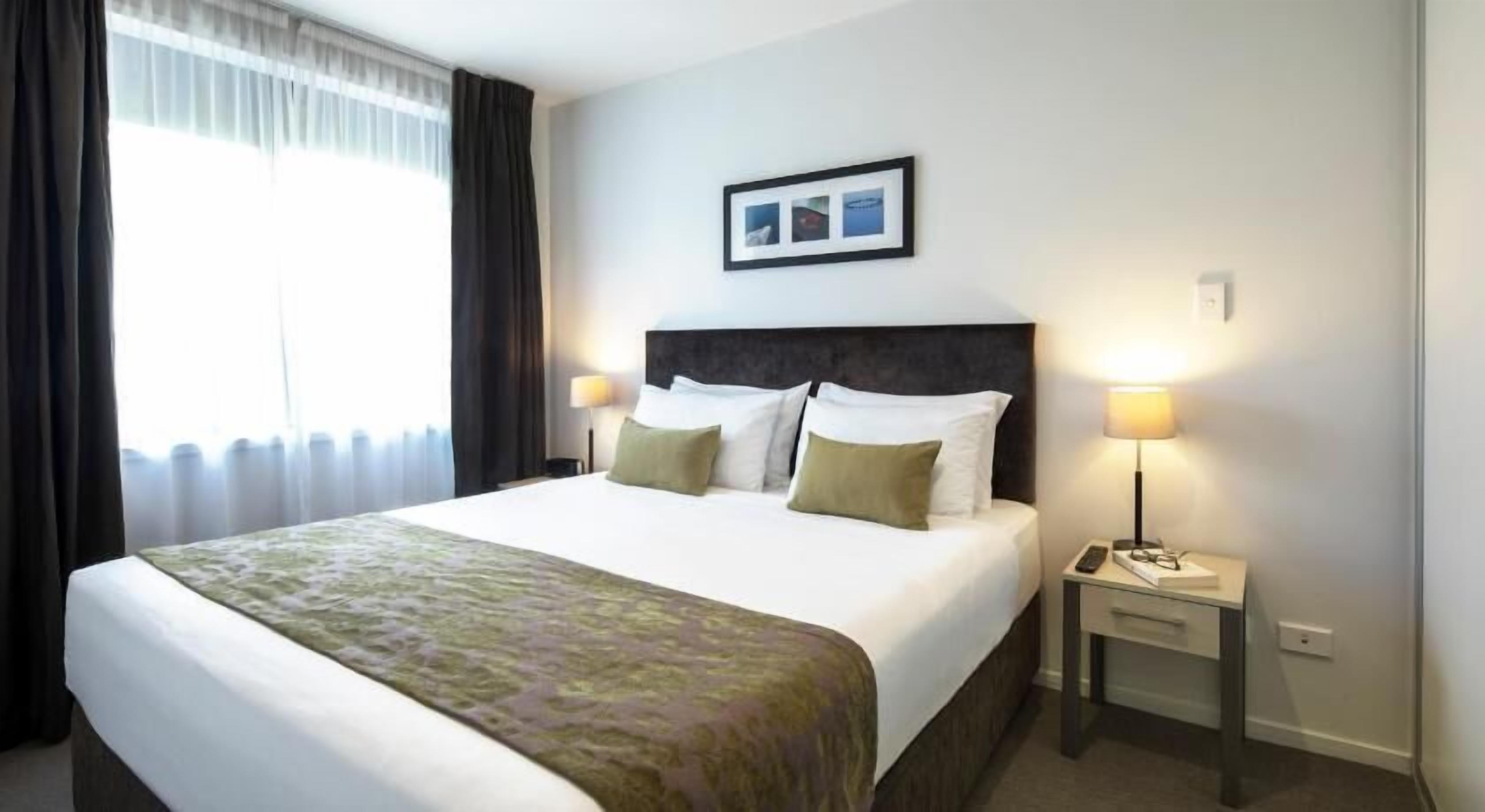 Escritorio, tabla de planchar con plancha, wifi gratis y ropa de cama 