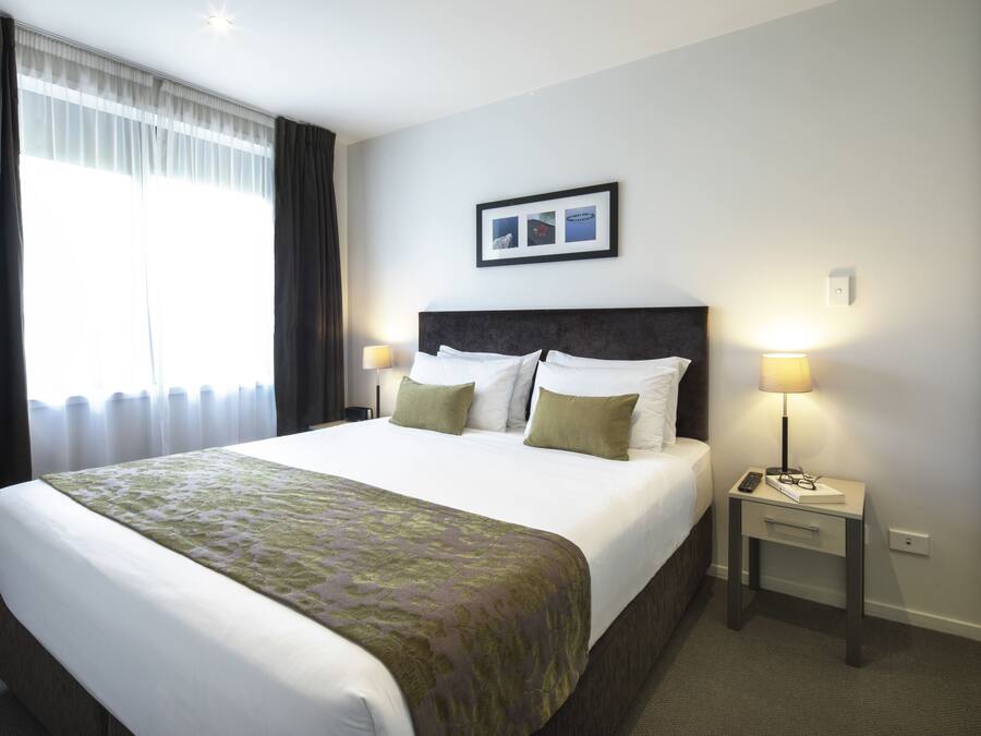 Skrivebord, strykejern/-brett, wi-fi (inkludert) og sengetøy