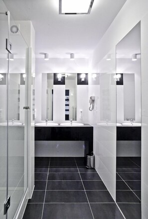 Hair dryer, towels, soap, shampoo - Hotel Lamberton (Oltarzew)