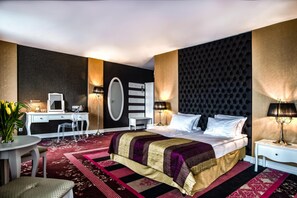 Premium bedding, down comforters, desk, iron/ironing board - Lamberton Hotel (Oltarzew)