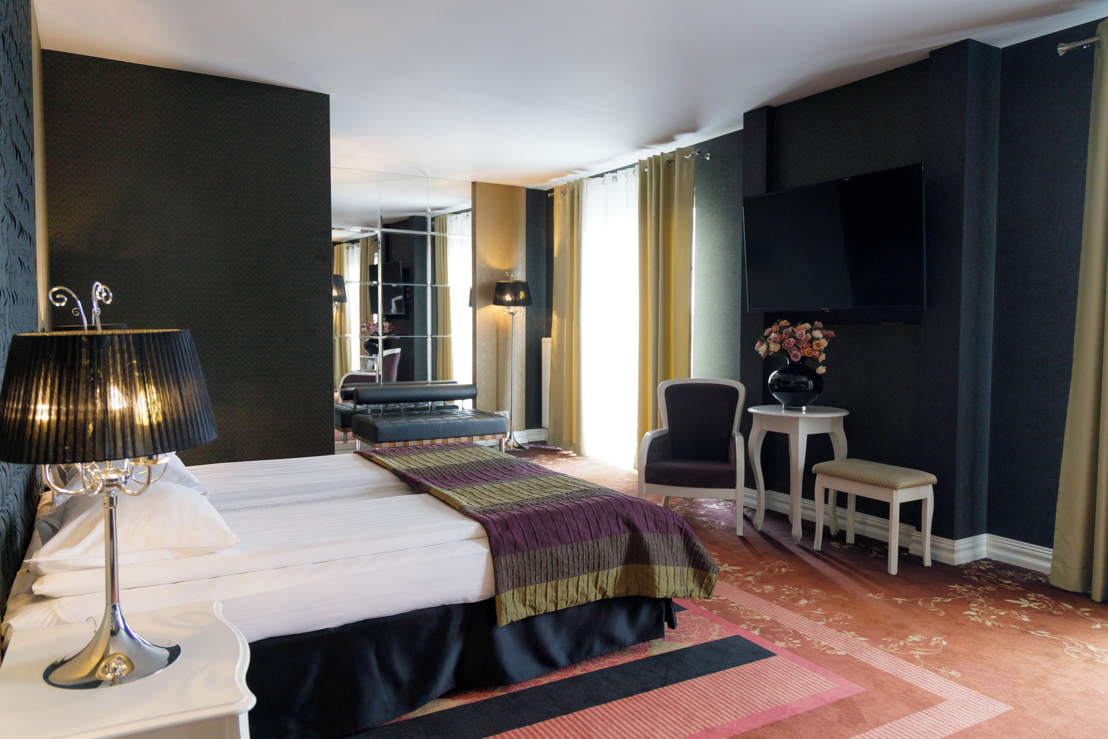 Suite estudio Deluxe, balcón, vista al jardín | Ropa de cama de alta calidad, edredón y escritorio 