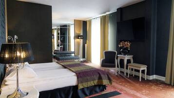 Suite estudio Deluxe, balcón, vista al jardín | Ropa de cama de alta calidad, edredón y escritorio
