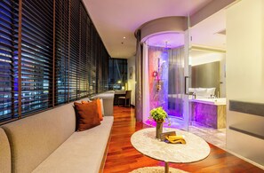 Premier Suite (Full Spectrum Suite) | Area soggiorno | TV LCD