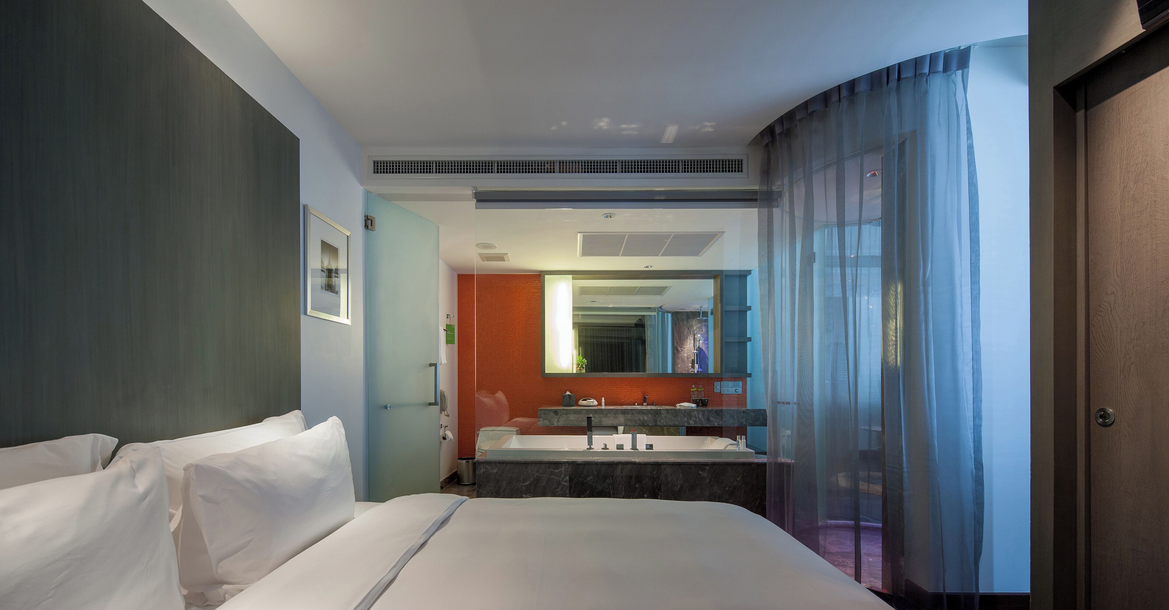 Caja de seguridad en la habitación y escritorio 